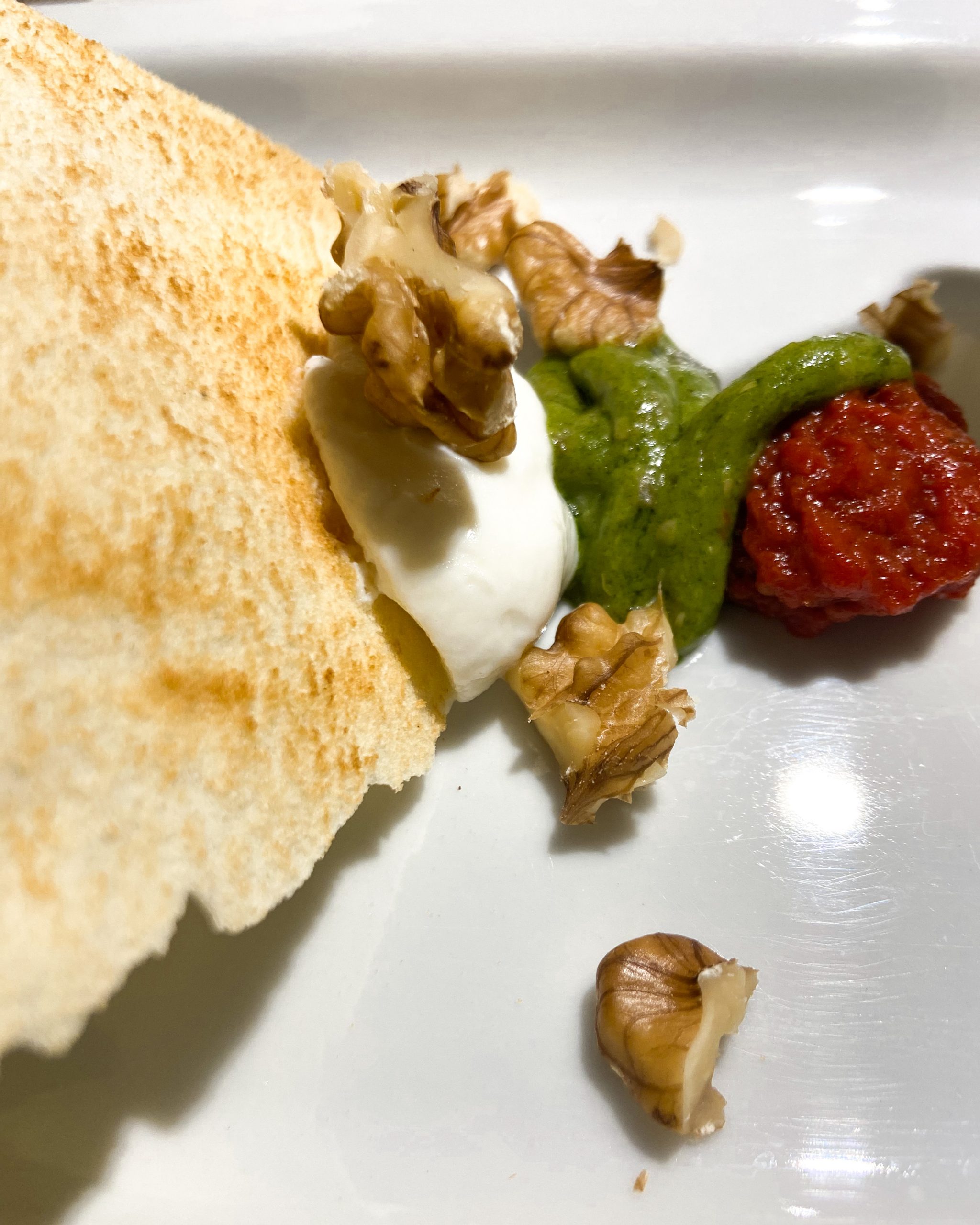 Ristorante Aqaba - millefoglie di pane carasau con ricotta della Calvana, pesto di pomodori secchi e noci